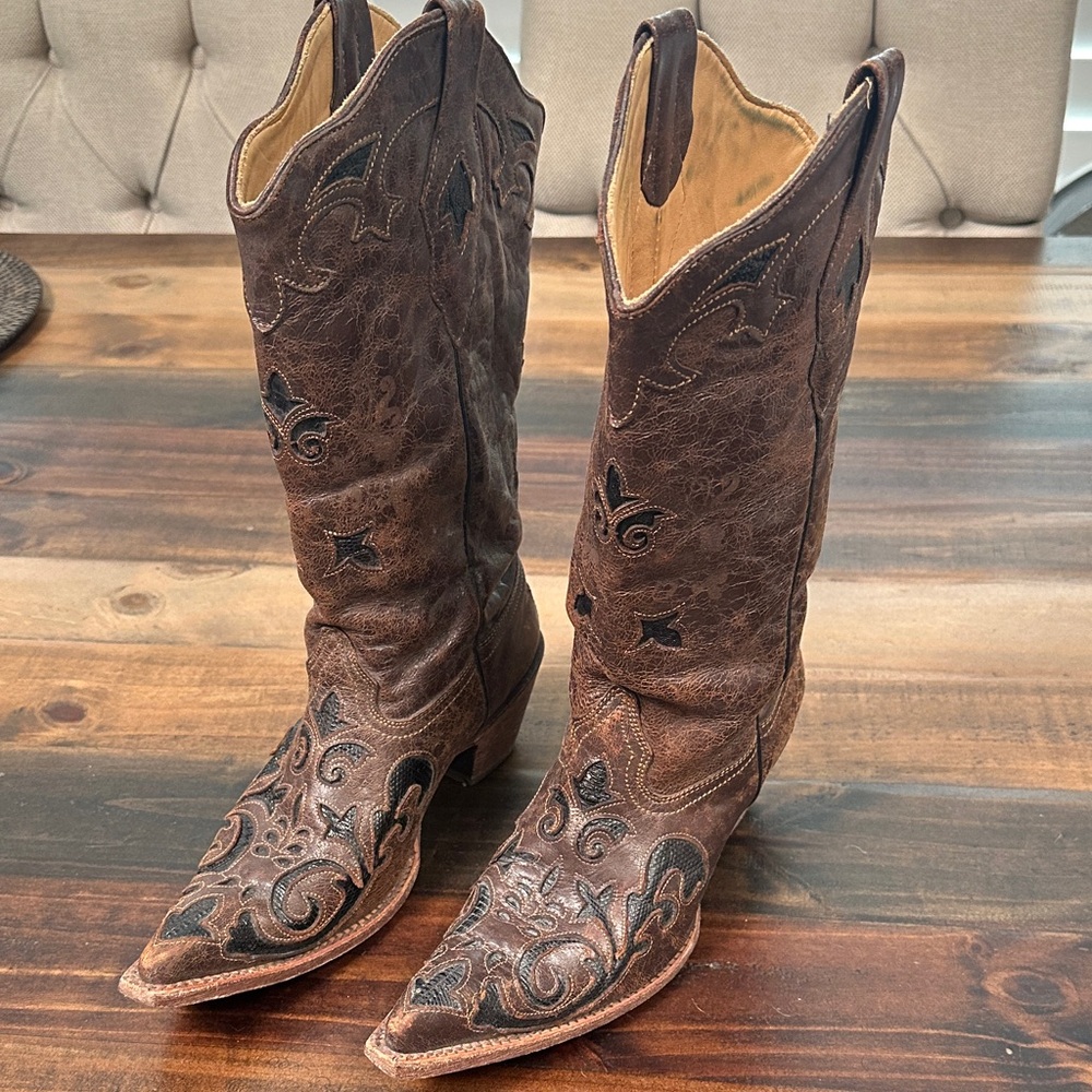 Corral Elegant Brown Embroidered Heeled Boots